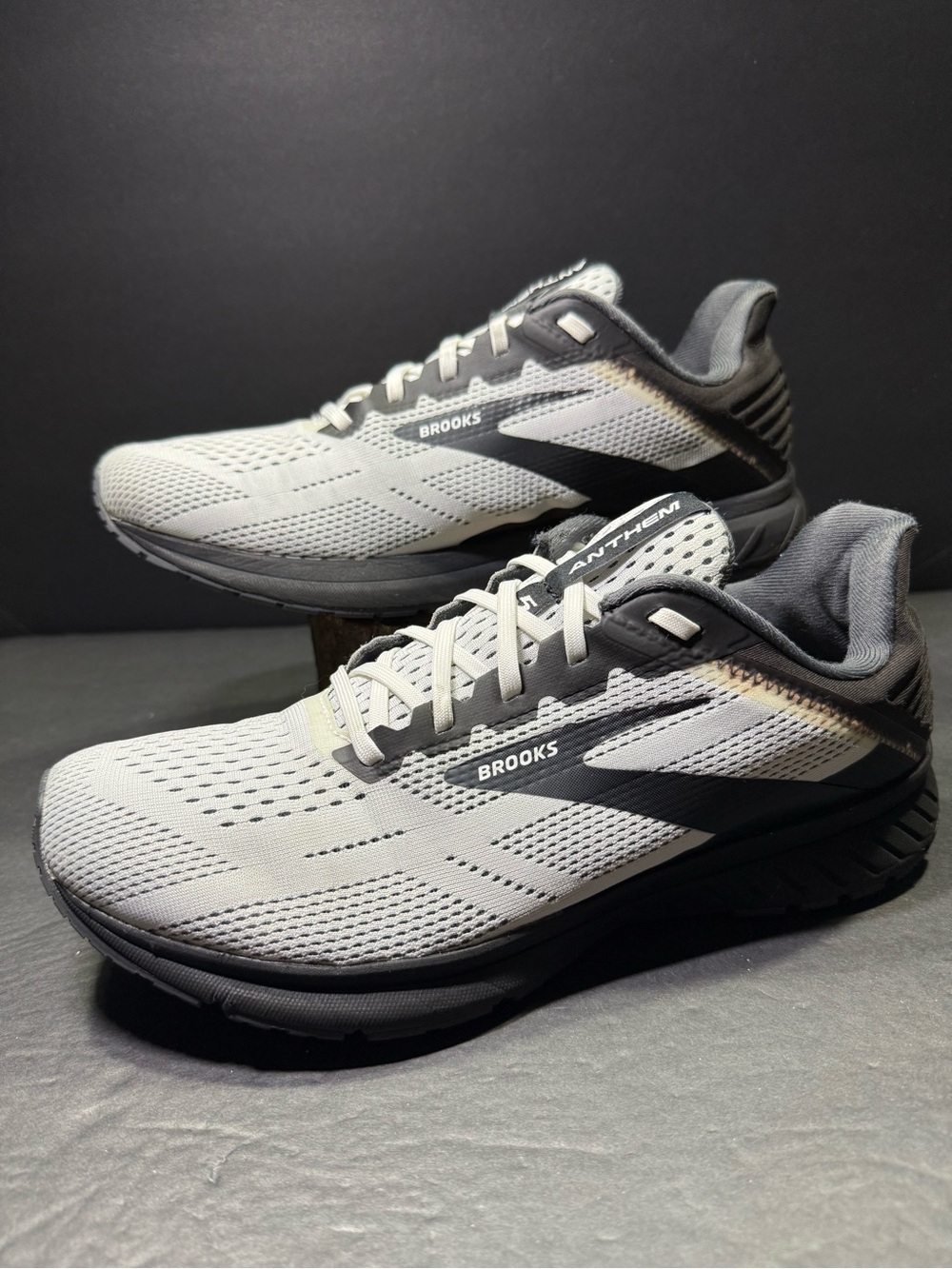 Brook’s Anthem 5 Men’s White Black Running Walking Sneakers Shoe Size- 9